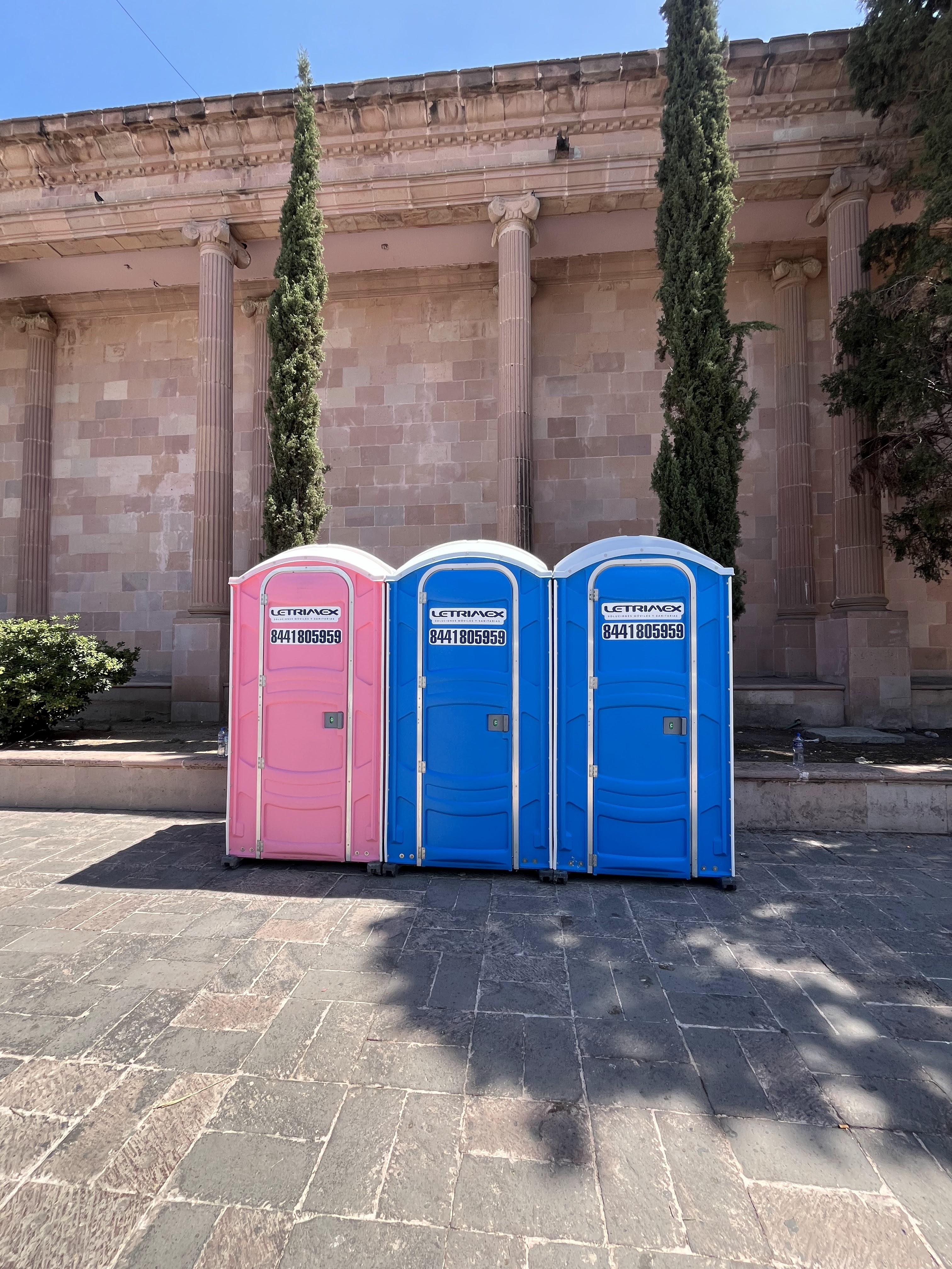 Baños azules y rosas